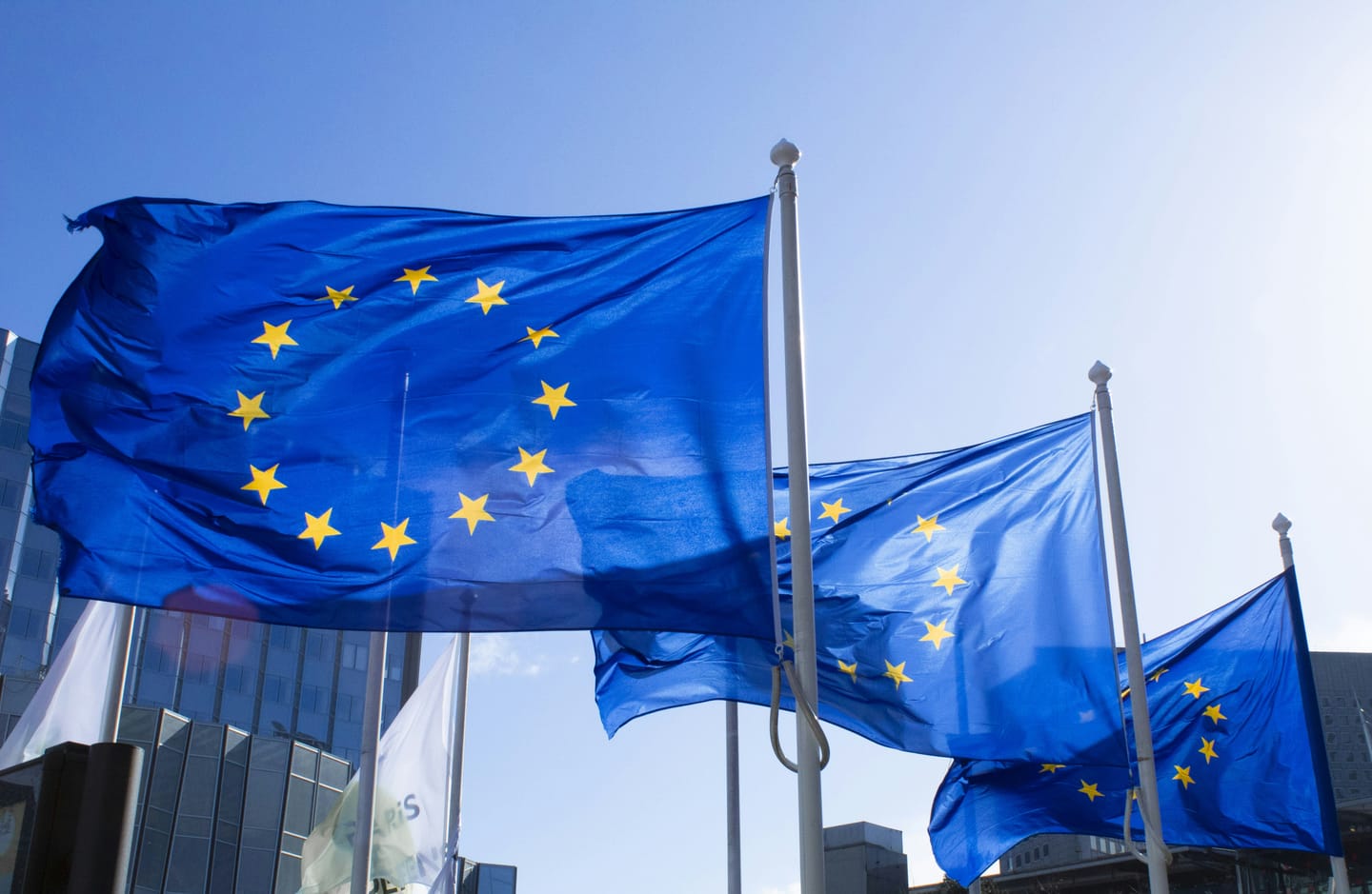 Az Európai Bizottság betiltotta az AI asszisztensek részvételét a virtuális üléseken