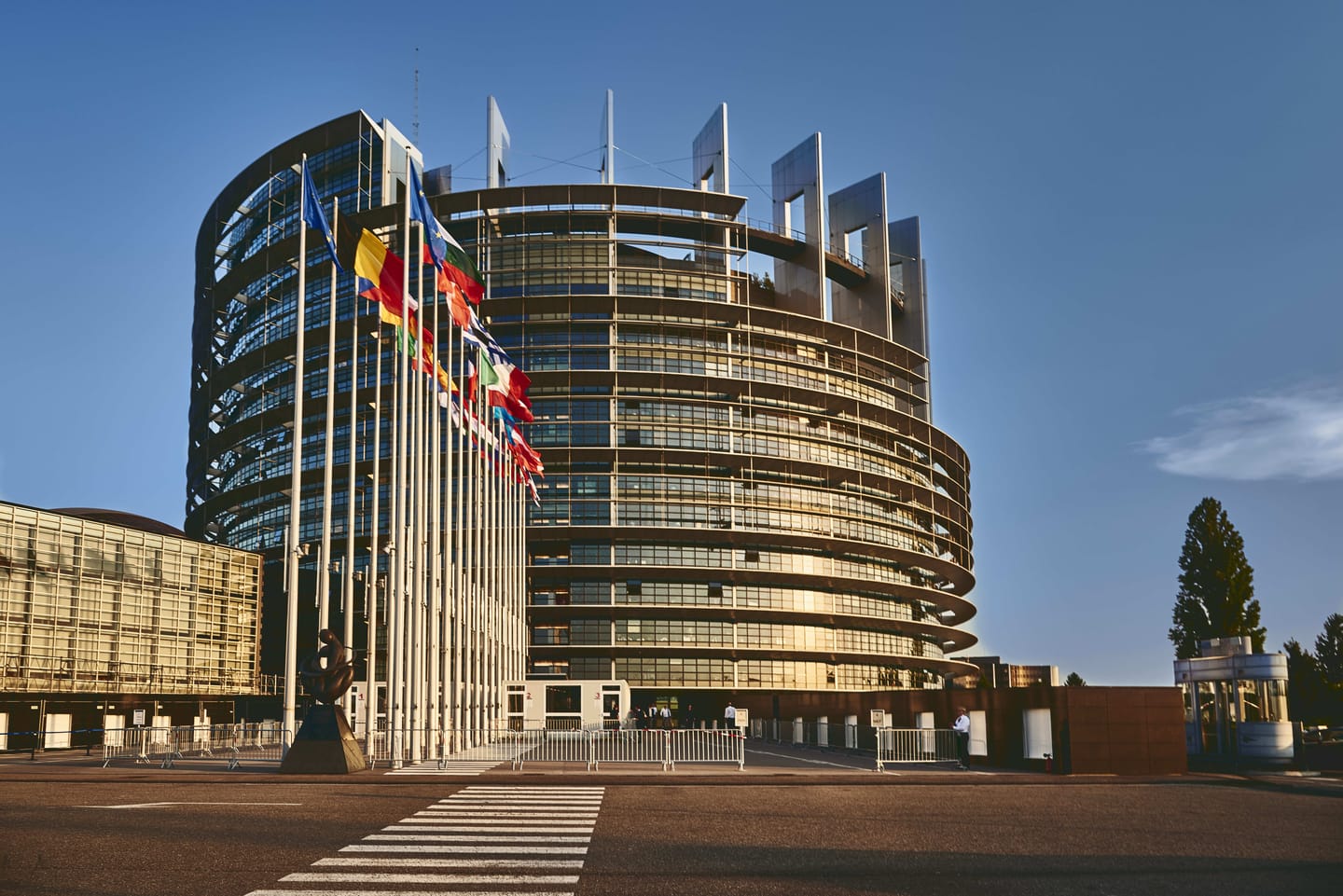 Az EU befektet az AI biztonságba: 9 millió eurós tendert írt ki a rendszerszintű kockázatok értékelésére