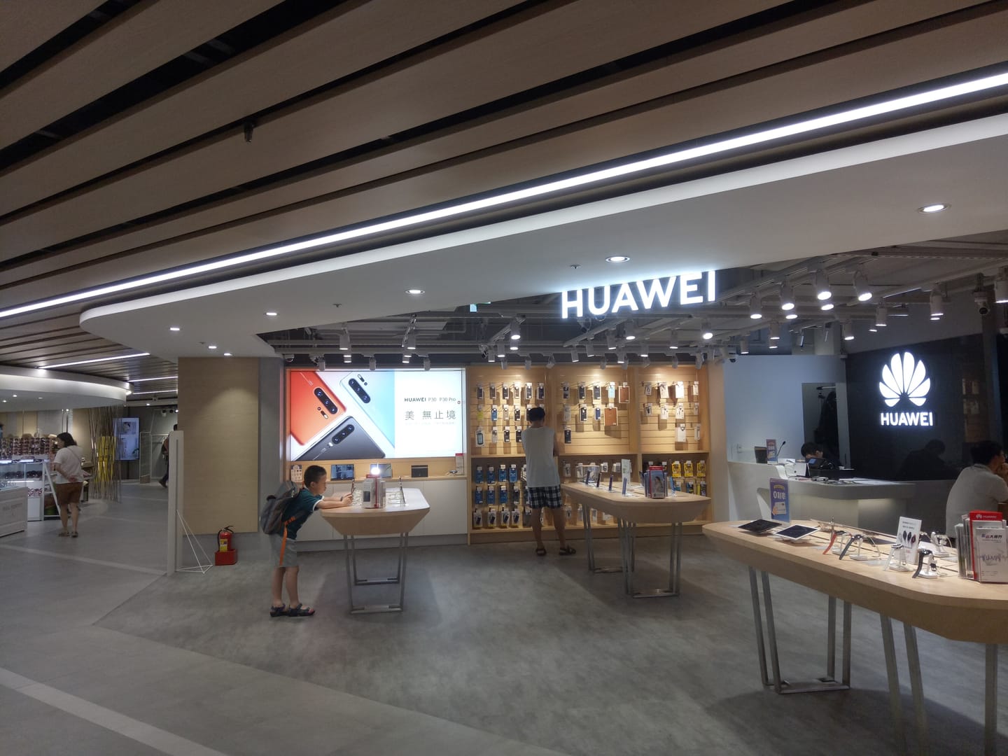 A Huawei új AI-infrastruktúrát mutatott be, miután Kína az amerikai exporttilalmakra válaszul kizárta az Nvidiát