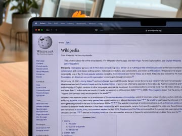 A Wikipedia leállította az AI-generált összefoglalók tesztelését a szerkesztők masszív ellenállása miatt
