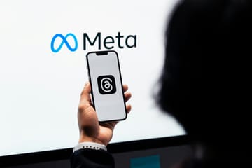 A Meta 100 millió dolláros bónuszokkal csábítja az OpenAI tehetséges kutatóit és szakembereit