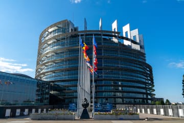 Az amerikai technológiai óriások elfogadják az EU mesterséges intelligenciára vonatkozó szabályait