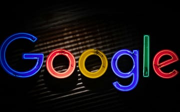 A Google bevezeti a keresési eredmények hangalapú összefoglalóit