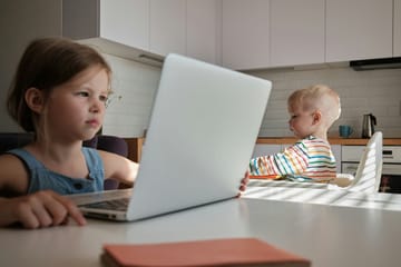 Gyermekvédelmi aggályok a Meta AI körül: kiszivárgott belső dokumentumok szerint chatbotjaik kiskorúakkal folytattak intim beszélgetéseket