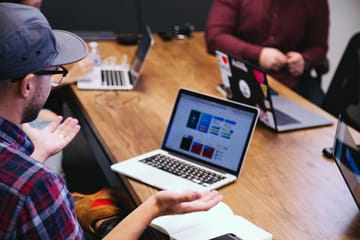 Az AI alapjaiban alakítja át a tanácsadói szakmát: a McKinsey létszámcsökkentés és AI-eszközök tömeges bevezetése mellett újrapozicionálja szerepét