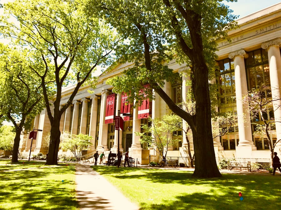 A Harvard kutatása szerint a felhasználók elsősorban terápiás célokra és virtuális társként használják az AI-t 2025-ben