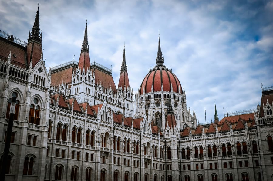 Olaszország és Magyarország elmulasztotta kinevezni az AI Act által előírt alapjogvédelmi hatóságokat