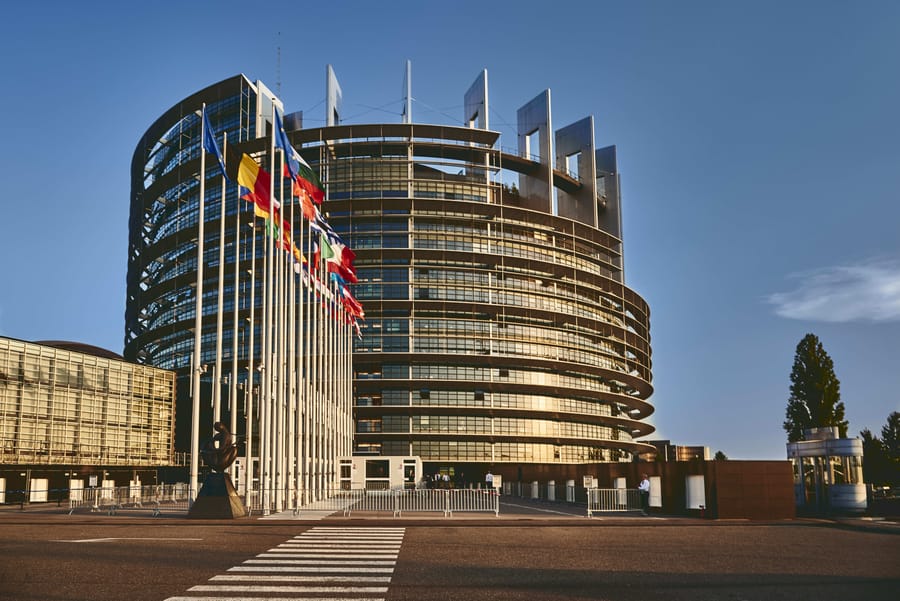 Az EU befektet az AI biztonságba: 9 millió eurós tendert írt ki a rendszerszintű kockázatok értékelésére