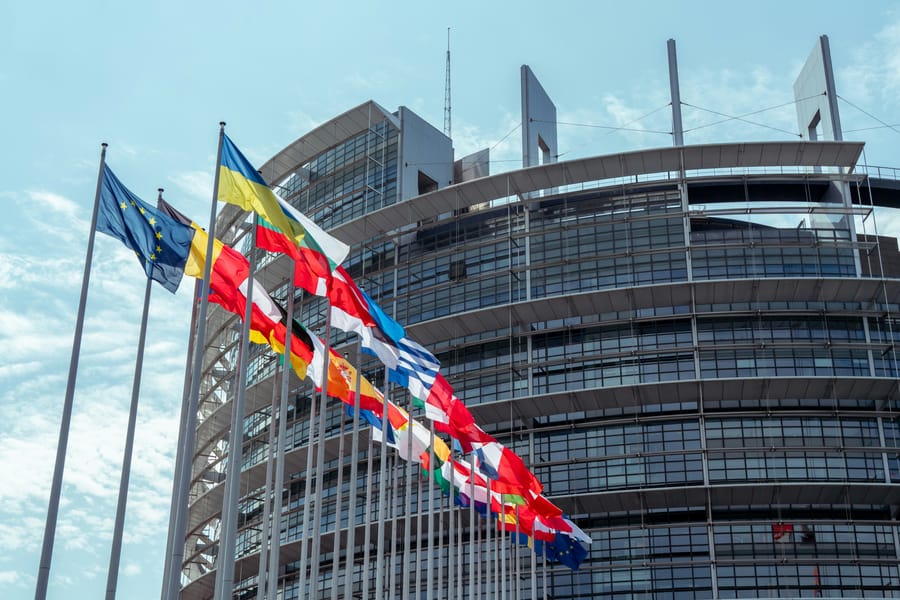 Európa vezető vállalatvezetői kétéves moratóriumot kérnek az EU AI Act végrehajtására