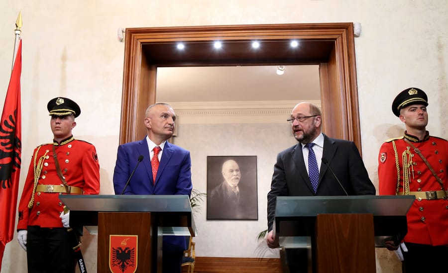 Albánia mesterséges intelligenciát nevezett ki miniszternek a közbeszerzések ellenőrzésére