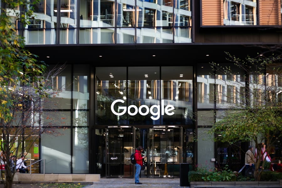 A Google AI Mode világszerte terjeszkedik, éttermi és jegyfoglalási funkciókkal kiegészülve