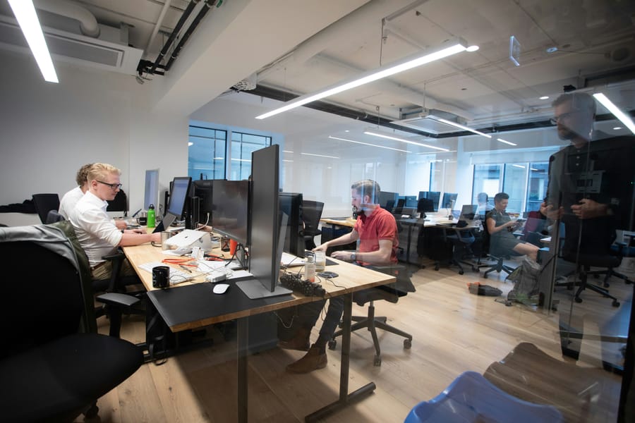 A Stanford tanulmánya szerint az AI 13%-kal csökkentette a 22–25 évesek foglalkoztatását